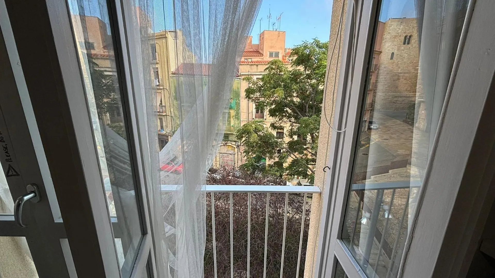 Central With Charm And Sea Views contacts